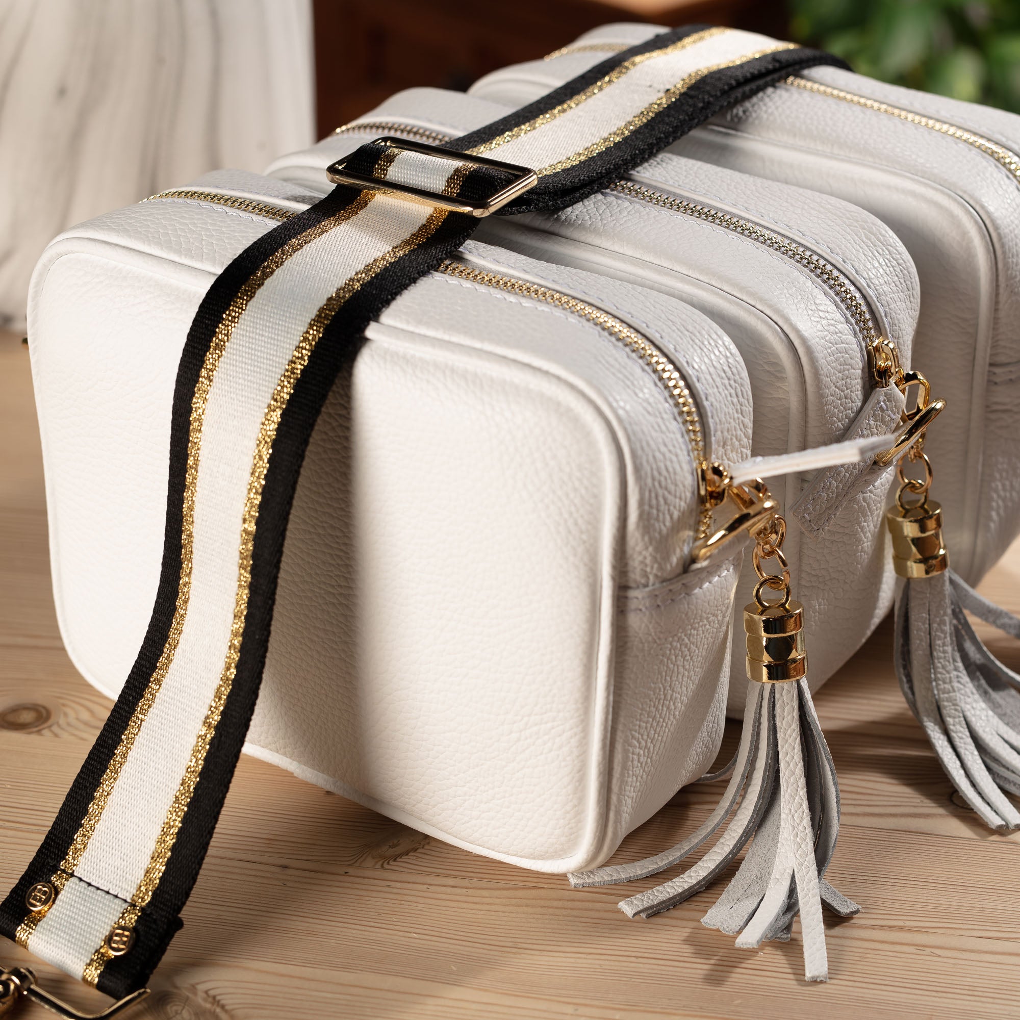 CROSSBODY WEISS (SCHWARZ/GOLD/WEISS RIEMEN)