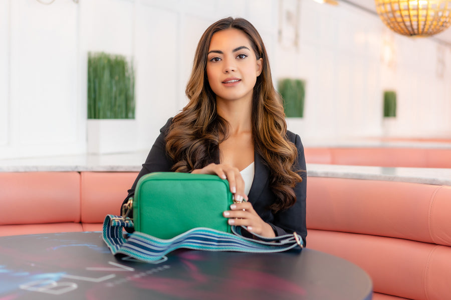 Crossbody Schwarz (Silbernes Chevronband)