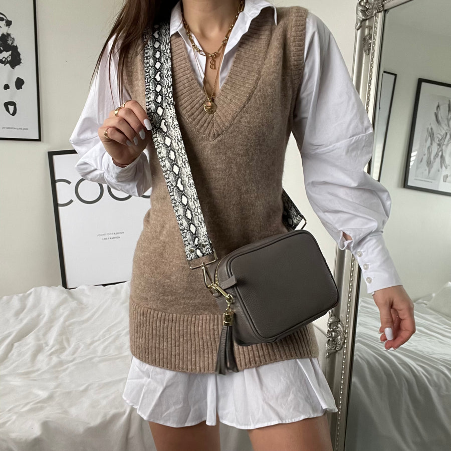 Crossbody Schwarz (Silbernes Chevronband)