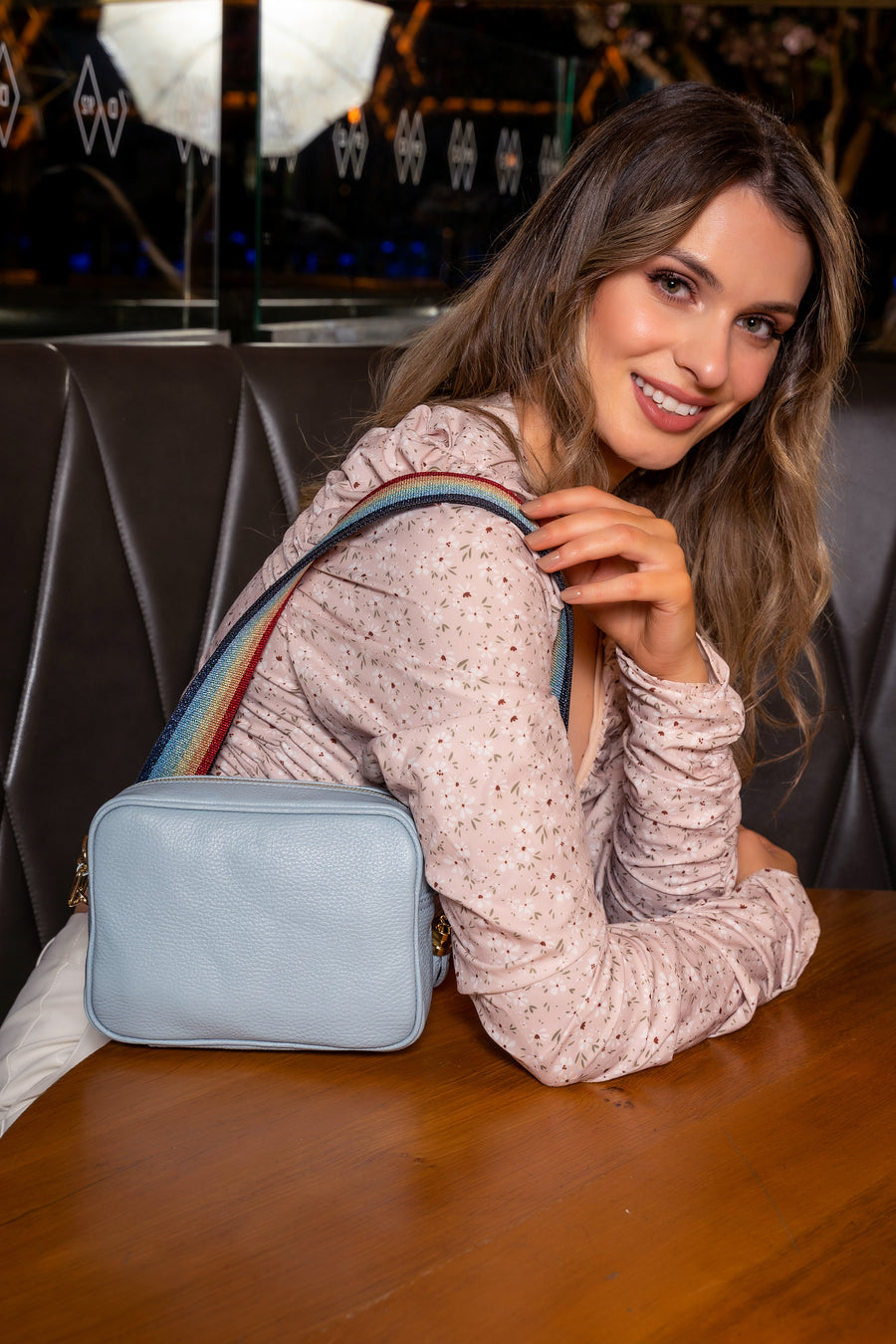 CROSSBODY PULVER BLAU (REGENBOGEN-RIEMEN)